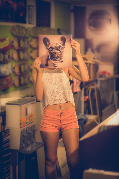 mujer joven en la tienda de discos - fan deck fotografías e imágenes de stock