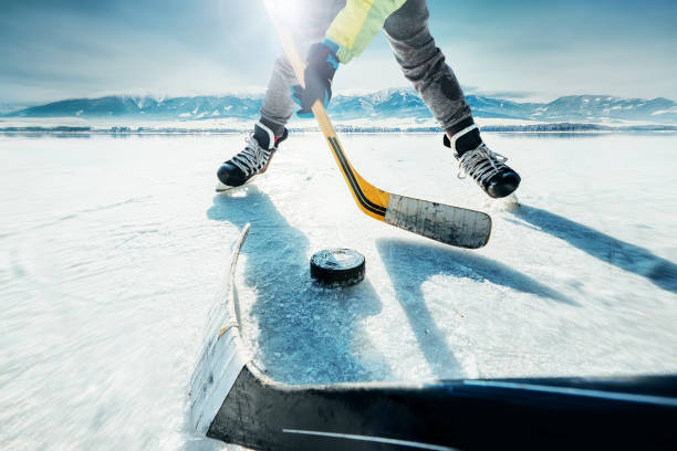 eishockey-spiel moment - winter sport team sport hockey puck sport stock-fotos und bilder