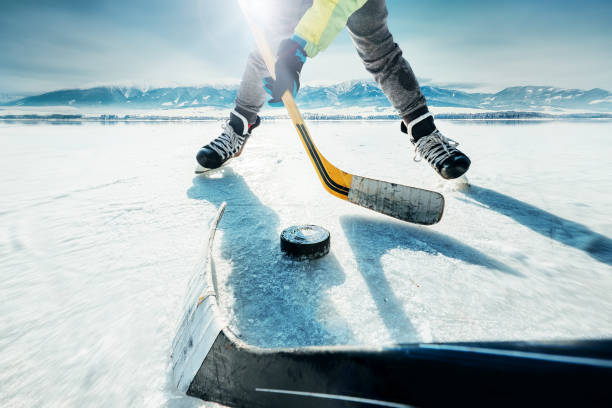 hokej na lodzie moment gry - sports equipment winter day sunlight zdjęcia i obrazy z banku zdjęć