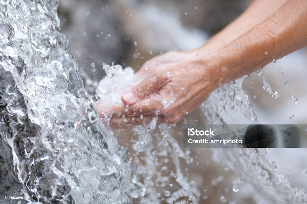 mains à l’eau potable fraîche - Photo de Eau libre de droits