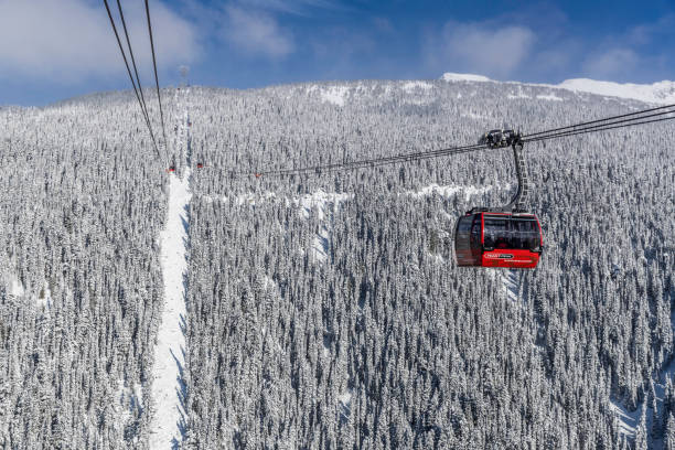 Whistler Blackcomb Peak to Peak Gondola Whistler Blackcomb Peak to Peak Gondola. This Gondola is the longest and highest lift, connecting the peaks of Whistler and Blackcomb Mountains whistler mountain stock pictures, royalty-free photos & images