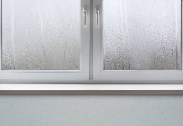 finestra bagnata dopo pioggia autunnale o invernale - drop window water fog foto e immagini stock