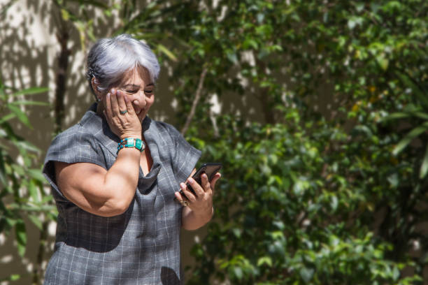 femme de surfer d’argent - grandmother women one person senior adult photos et images de collection