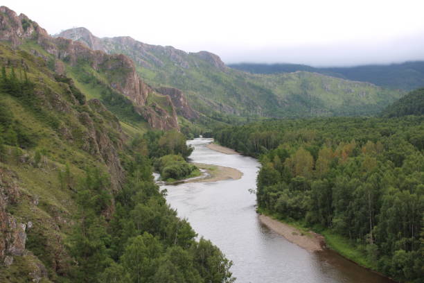 paisagem de montanha de kuznetsk alatau na república da cacássia, com o rio siberiano bely iyus - alatau - fotografias e filmes do acervo