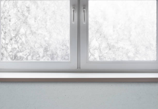 parte de la ventana congelada con nieve hielo y solera - alféizar de la ventana fotografías e imágenes de stock