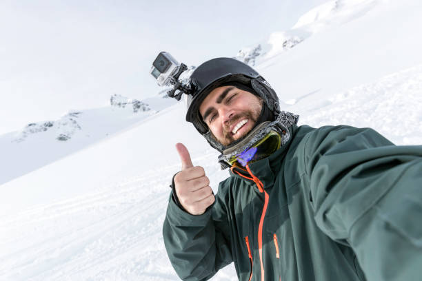Esquiador, um praticante de snowboard, fazendo uma Selfie na montanha - foto de acervo