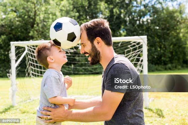 Junger Vater Mit Seinem Kleinen Sohn Fußball Spielen Auf Dem Fußballplatz Stockfoto und mehr Bilder von Fußball