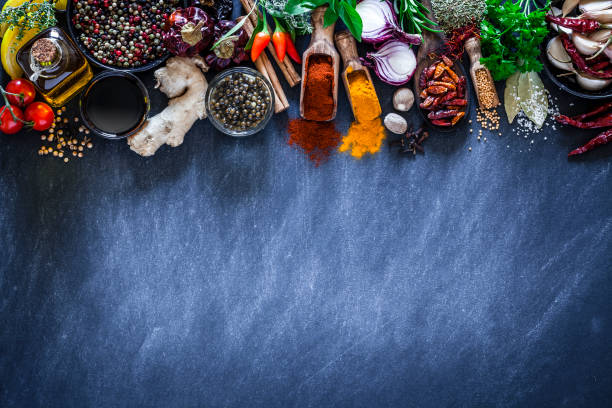 especias y hierbas en la mesa de la cocina oscura - comida hindú fotos fotografías e imágenes de stock