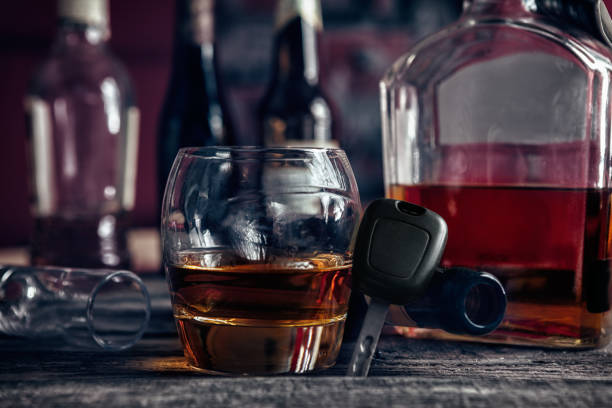 코냑, 자동차 키, 빈 병 - drunk driving alcohol key law 뉴스 사진 이미지