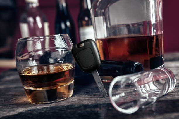 자동차 키 설정 다시 위스키의 유리 - drunk driving alcohol key law 뉴스 사진 이미지