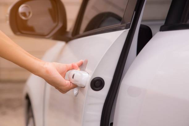 istock Hand is opening car door. Car wash concept 849952448