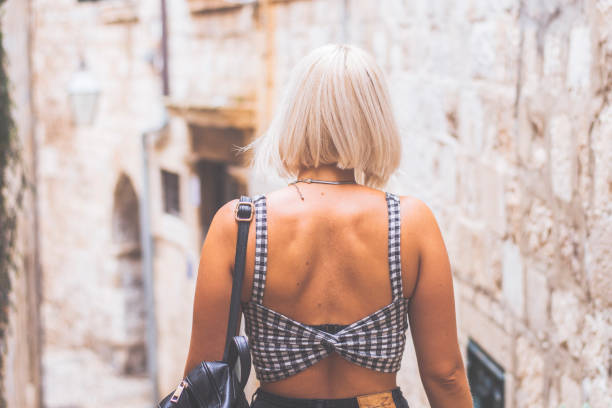 donna in via dubrovnik - women rear view one person arch foto e immagini stock