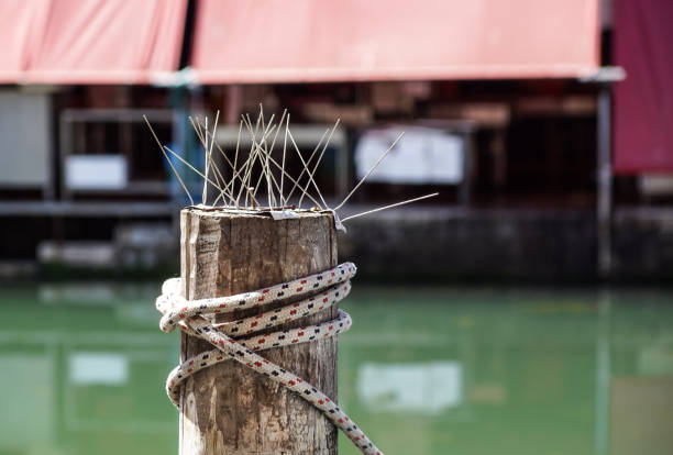 węzeł linowy do zabezpieczenia łodzi zacumowanej w porcie. - moored nautical vessel tied knot sailboat zdjęcia i obrazy z banku zdjęć