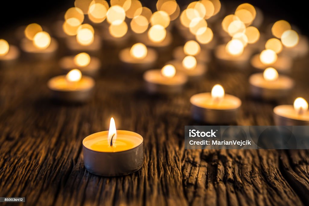 Velas luz de Adviento... Velas de Navidad ardiendo en la noche. Luz dorada de la llama de la vela - Foto de stock de Vela - Equipo de iluminación libre de derechos