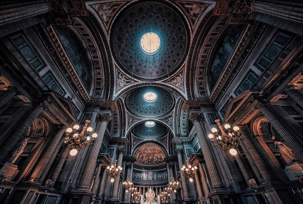 église de la madeleine à paris - avion supersonique photos et images de collection