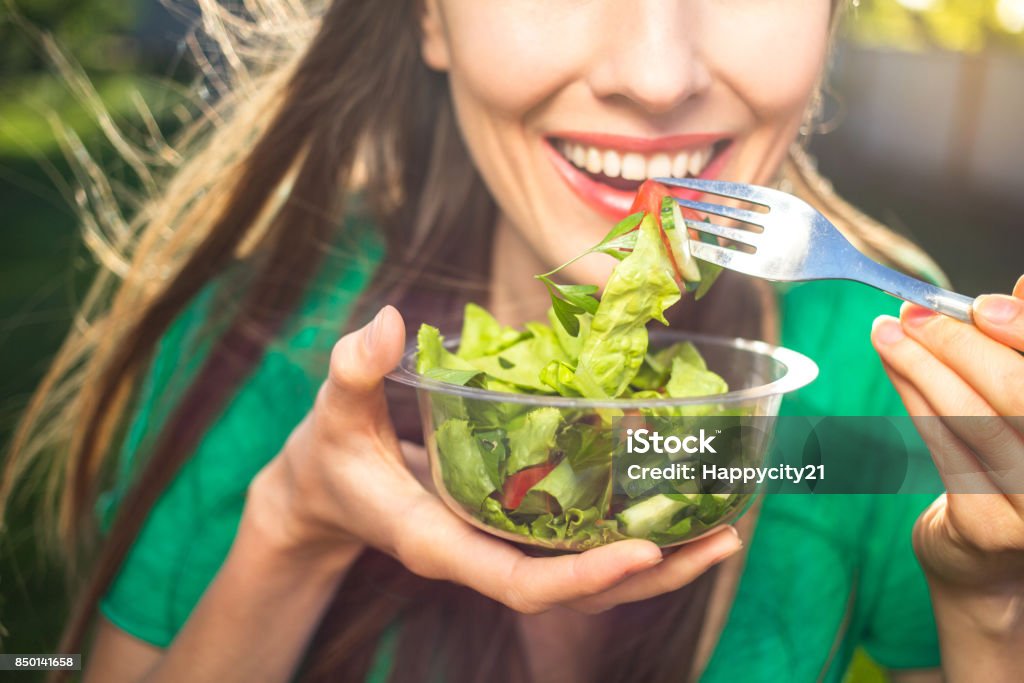 Mujer comiendo ensalada saludable - Foto de stock de Comer libre de derechos