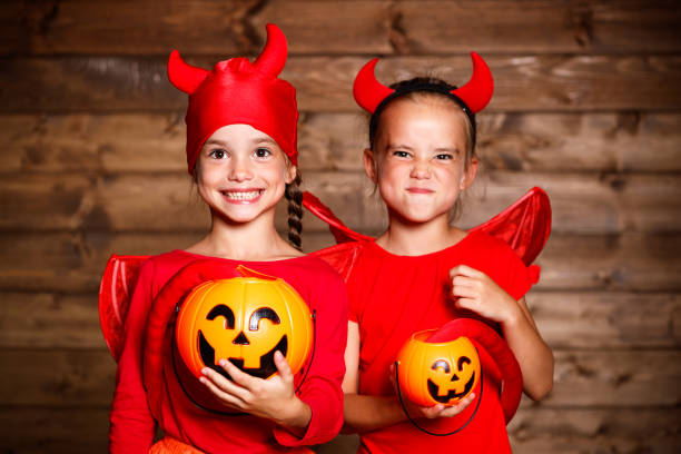Fiesta Halloween Niños Gemelos Hermanas Divertido Divertido Carnaval  Disfraces Diablo En Madera Foto de stock y más banco de imágenes de  Acontecimiento - iStock