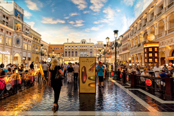 grand canal shoppes at venetian resort hotel, las vegas, nevada, usa - las vegas metropolitan area hotel built structure tourist resort imagens e fotografias de stock