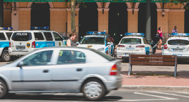 samochody policyjne zaparkowane przed posterunkiem policji w centrum walencji, hiszpania - spanish culture flash zdjęcia i obrazy z banku zdjęć