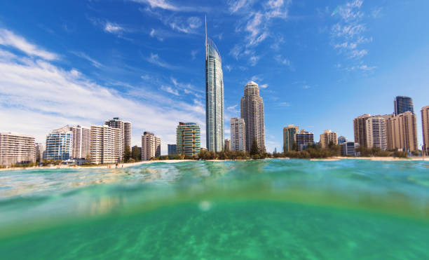 vista a partir da água de surfers paradise, na costa do ouro - q1 - fotografias e filmes do acervo