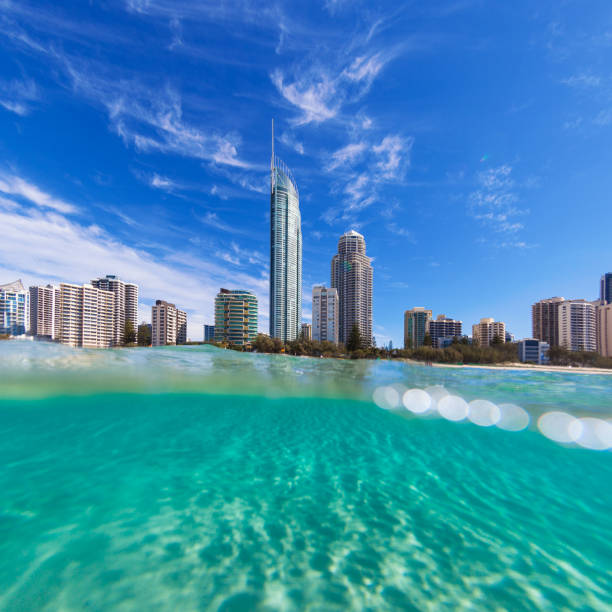 vista a partir da água de surfers paradise, na costa do ouro - q1 - fotografias e filmes do acervo