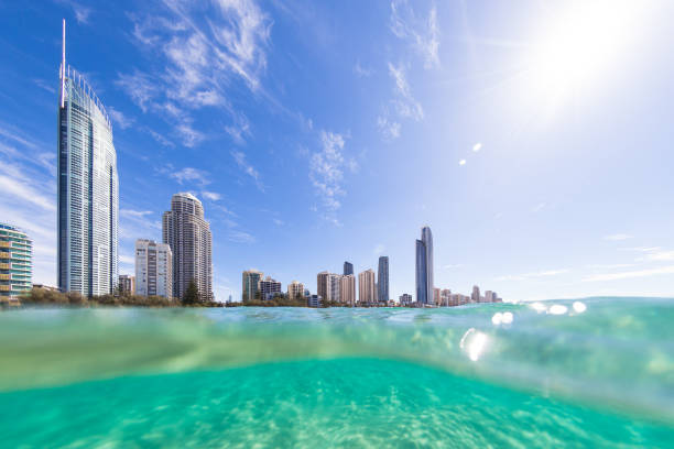 vue depuis l’eau de surfers paradise sur la gold coast - q1 photos et images de collection