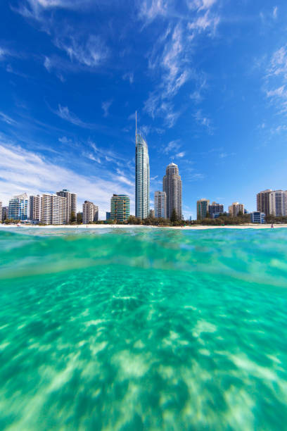 vue depuis l’eau de surfers paradise sur la gold coast - q1 photos et images de collection