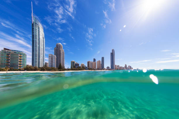 vista a partir da água de surfers paradise, na costa do ouro - q1 - fotografias e filmes do acervo