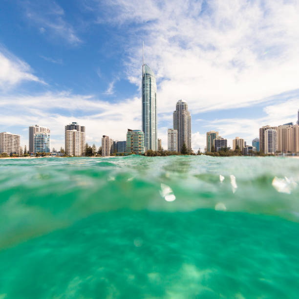 vista a partir da água de surfers paradise, na costa do ouro - q1 - fotografias e filmes do acervo