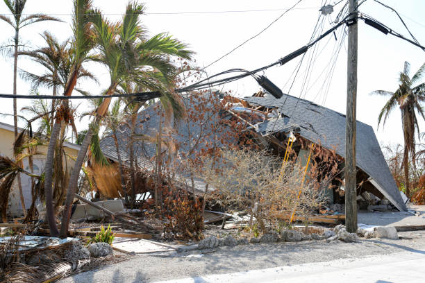 casa sulla spiaggia completamente distrutta dall'uragano irma a ramrod key in florida keys - ramrod foto e immagini stock