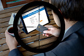 junger-mann-mit-einem-tablet-computer-bei-ein-outdoor-cafe-shop-online.jpg?b=1&s=170x170&k=20&c=aCHJW2WoJT25fKXgHnJRfdTZeyxkKGRXaqLqjg3lygk=