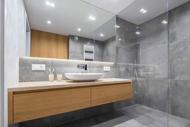 badezimmer mit dusche und spiegel - indoors bathroom inside of contemporary stock-fotos und bilder
