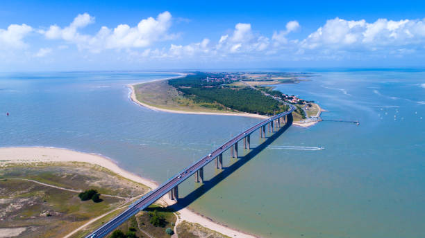 аэрофотосъемка моста на остров нуармутье - vendee стоковые фото и изображения