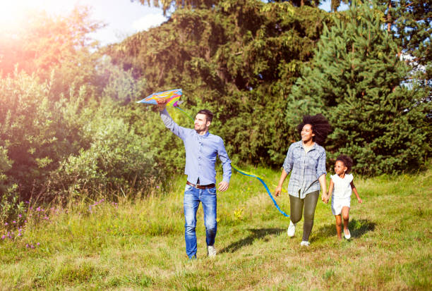 família com pipa no parque - adult hobbies horizontal photography - fotografias e filmes do acervo