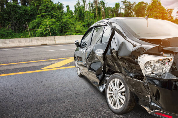 car crash accident on the road car crash accident on the road beat up car stock pictures, royalty-free photos & images