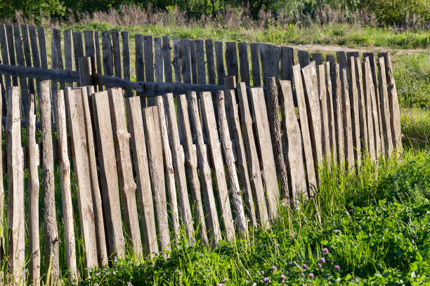 istock Old wooden fence 850346410