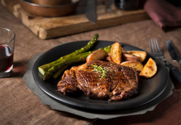 rustic ribeye steak dinner - food and drink steak meat food imagens e fotografias de stock