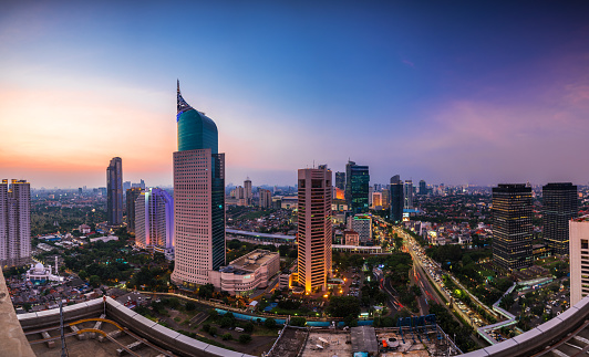 colorido horizonte de Yakarta en la madrugada photo