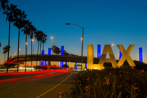 Signo de aeropuerto internacional icónica LAX Los Angeles en la noche photo