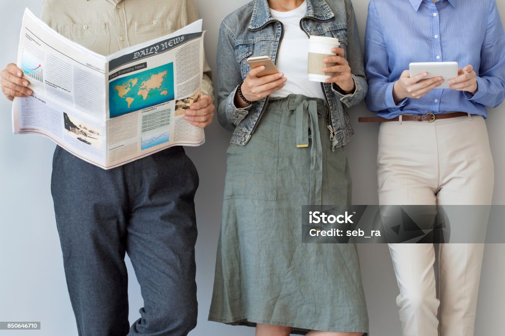 Mitarbeiter in der Nähe einer Wand stehend - Lizenzfrei Zeitung Stock-Foto