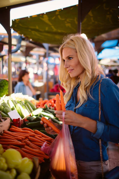 istock Woman on greenmarket 850652482