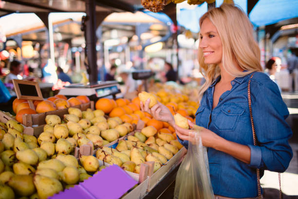 istock Woman on greenmarket 850654000