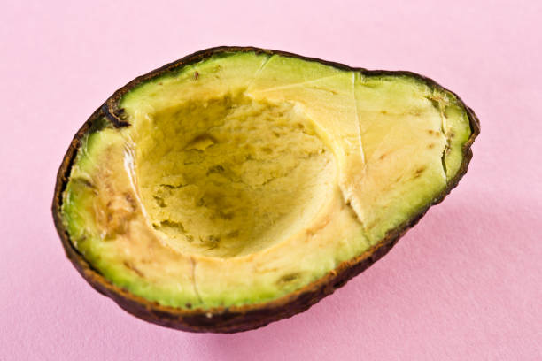 неаппетитный гниения авокадо груши половина - avocado brown стоковые фото и изображения
