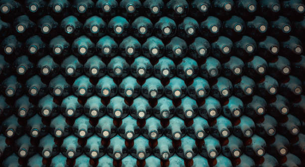 スタックドアップのセラーのワインボトル - wine wine rack winery black ストックフォトと画像