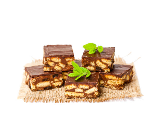 luxus-millionäre shortbread cookies mit minze blätter isoliert - shortbread caramel chocolate candy biscuit stock-fotos und bilder