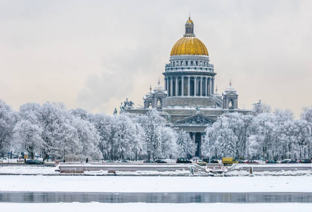 catedral de san isaac invierno, san petersburgo, rusia - san petersburgo fotografías e imágenes de stock