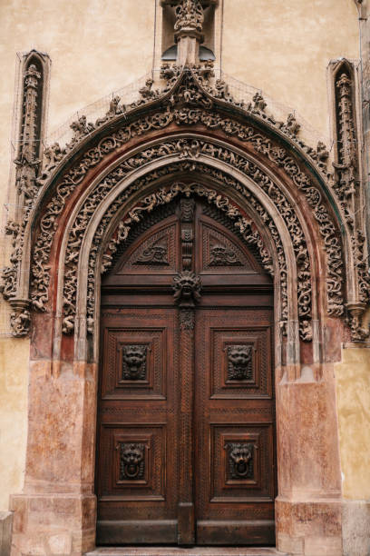 puerta antigua hermosa al lado del reloj astronómico en la plaza principal de praga en la república checa. - prague old door house fotografías e imágenes de stock