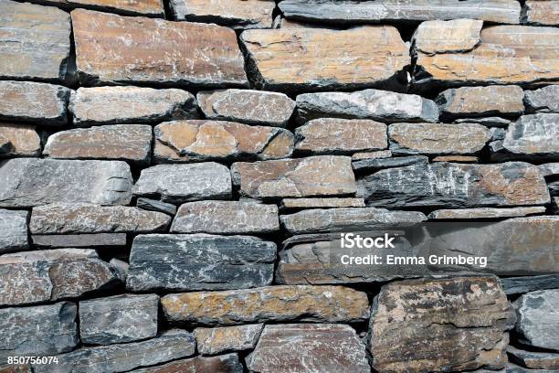 Pared De Piedras De Diferentes Tamaños Foto de stock y más banco de imágenes de Noruega - Noruega, Pared de piedra, Aire libre