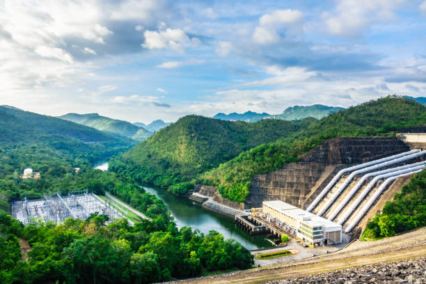 칸 차나 부리에서 산 호수에서 발전소 스리 나 카린 댐 - srinakarin 뉴스 사진 이미지