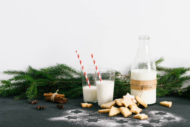 temáticas galletas caseras de navidad y la leche en la mesa - milk milk bottle drinking straw cookie fotografías e imágenes de stock